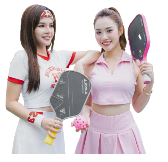 co gai cam vot pickleball.png